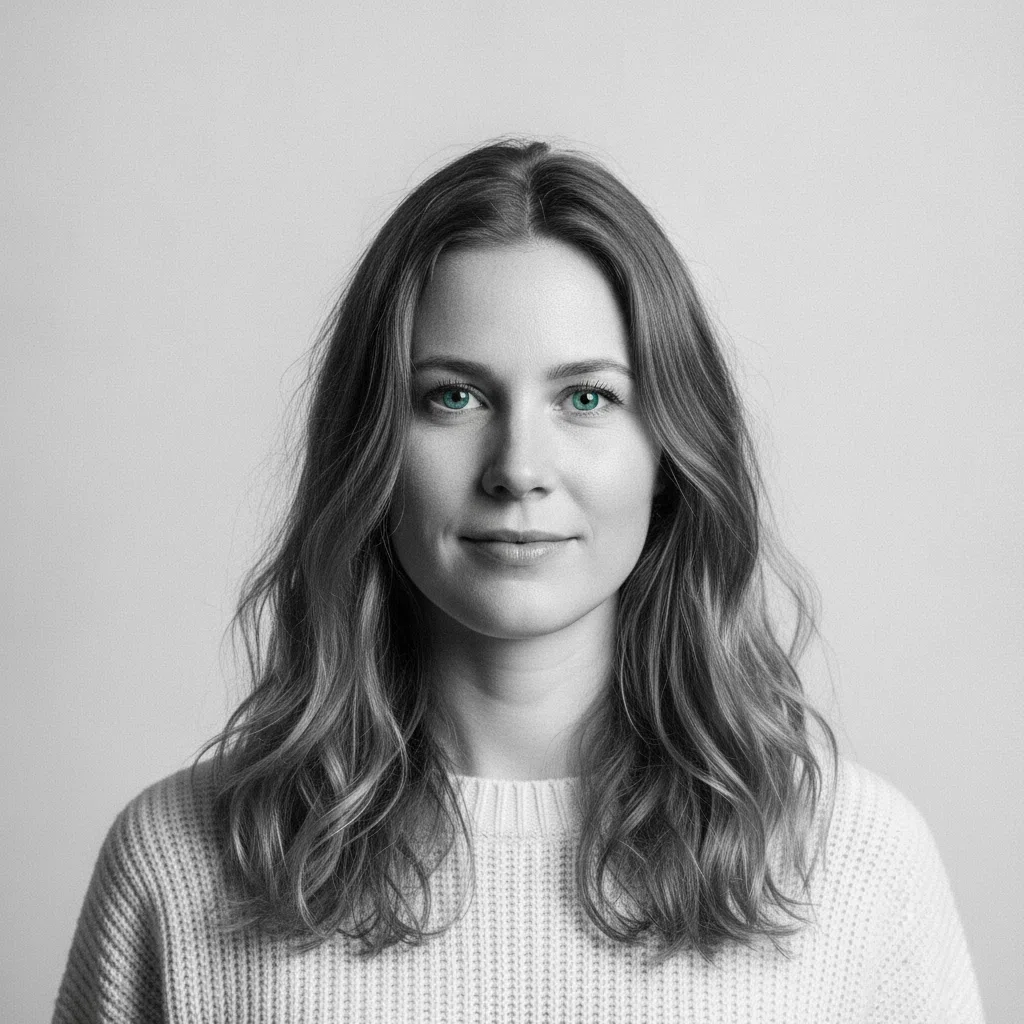 Studioportret van Esmée Peters, tafeltennisredacteur van organmoveio, helder kantoorlicht